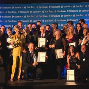 Die groot groep wenners van verskillende kategorieÃ« tydens die Top Destination Awards-toekennings